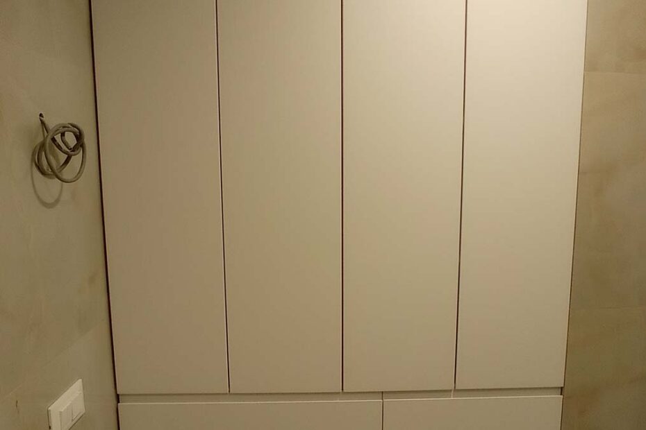 Mobilier încorporat cu uși care se deschid pentru baie.