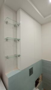 dulap si rafturi baie, vopsea mdf, rafturi sticla