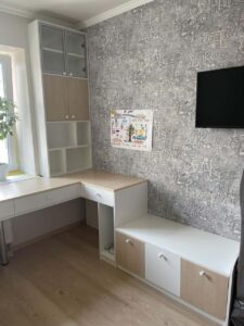 birou la comandă, colț lângă fereastră